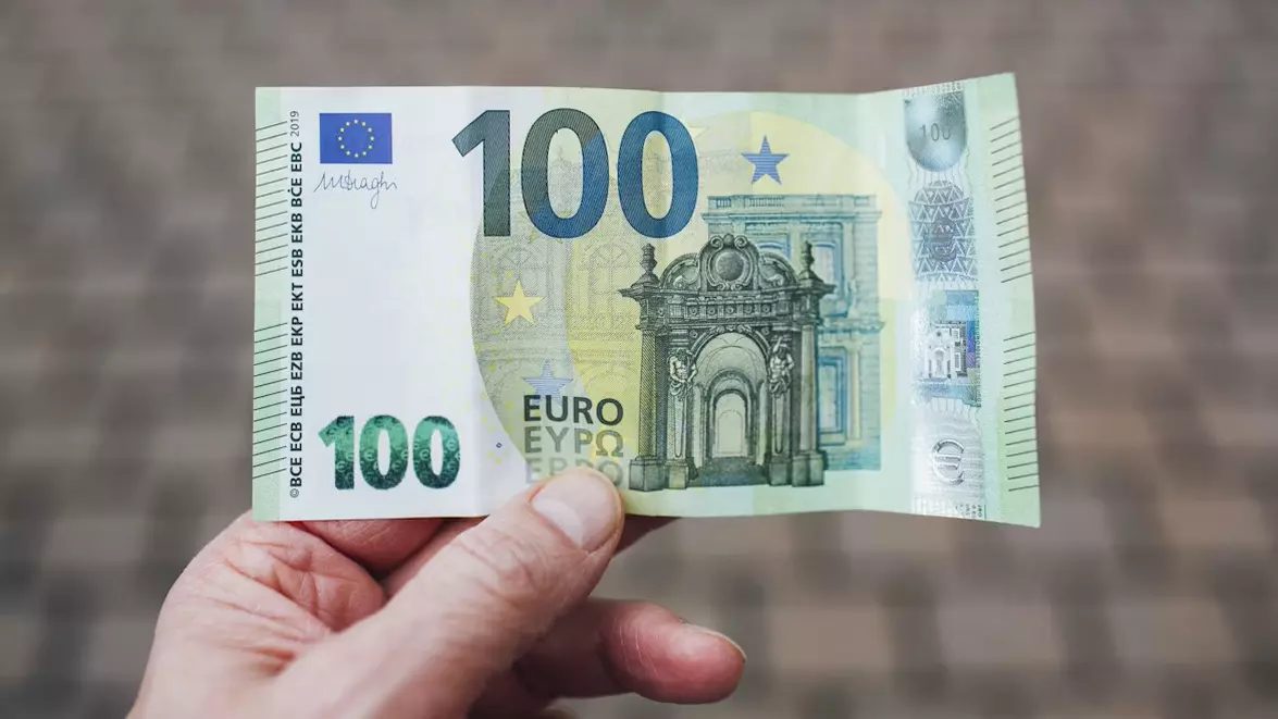 Cash-ul revine în zona euro. Plățile mobile au crescut de la 36% la 68% în doar 2 ani