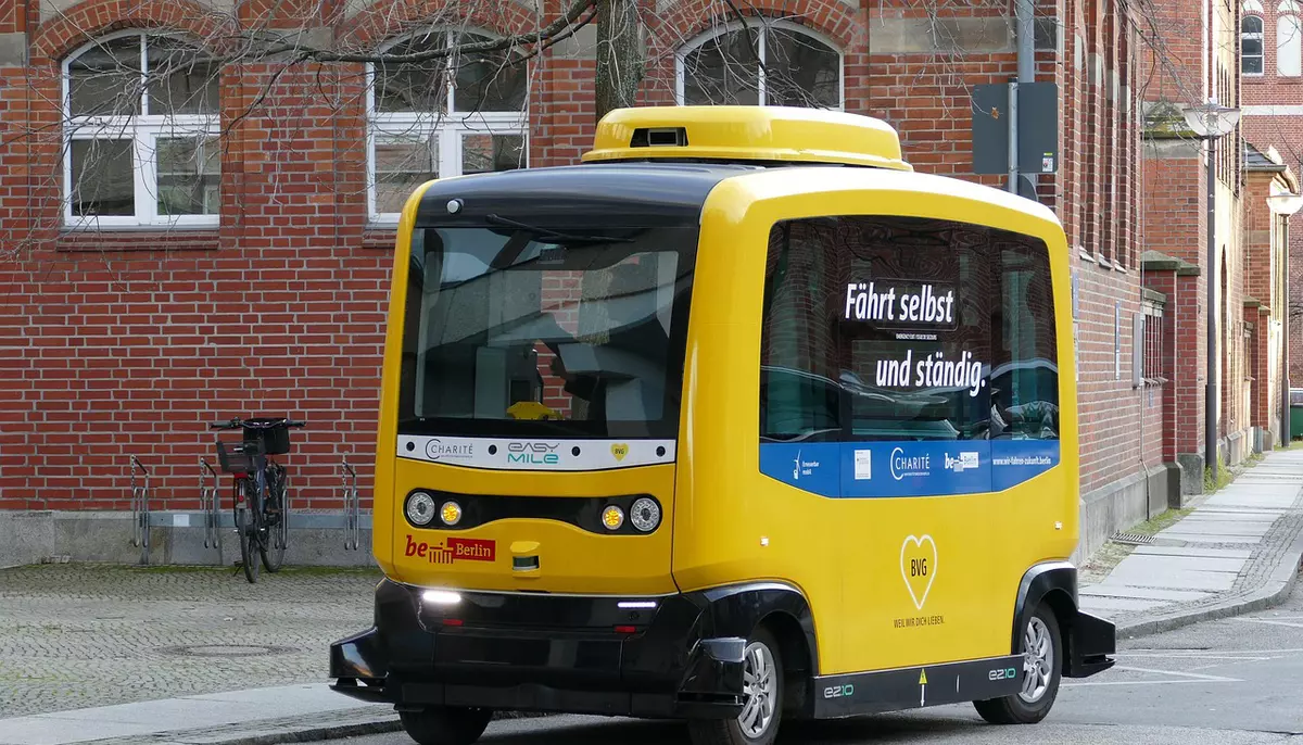 Primul robotaxi fără volan și pedale aprobat pentru curse plătite. Zoox, compania Amazon, va lansa serviciul în Las Vegas