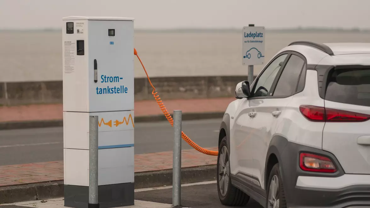 Șoferii americani se răzgândesc în privința electricelor. Vânzările scad cu 27%, iar hibridele câștigă teren