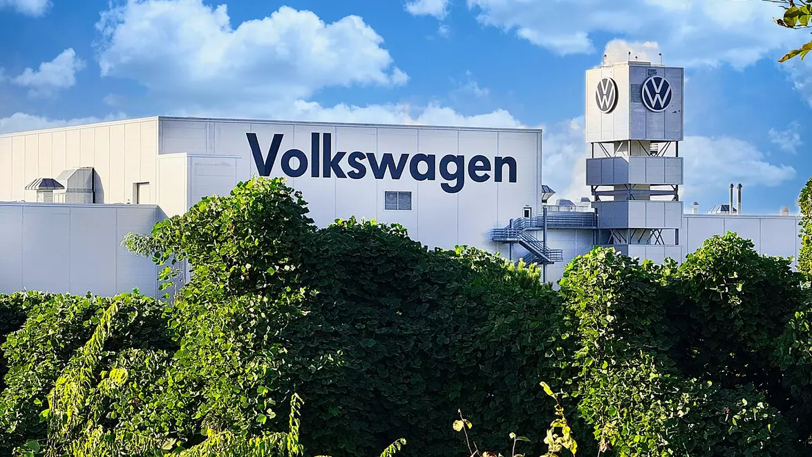 Volkswagen caută noi locuri de muncă pentru până la 500 de manageri disponibilizați. Porsche și BMW reduc, la rândul lor, personalul administrativ