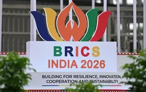 BRICS caută 4 căi de a ocoli dolarul american. Lansarea unei monede comune se amână