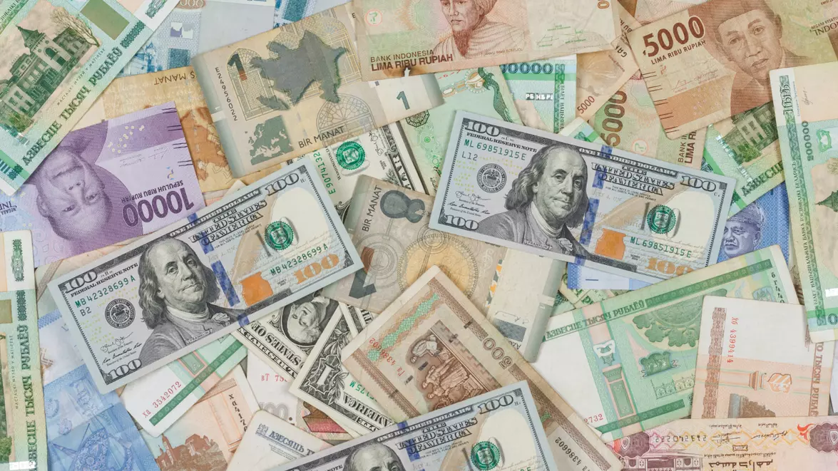 Dolarul a atins un nivel record în Iran. Rialul s-a depreciat cu aproape 44% de la începutul anului