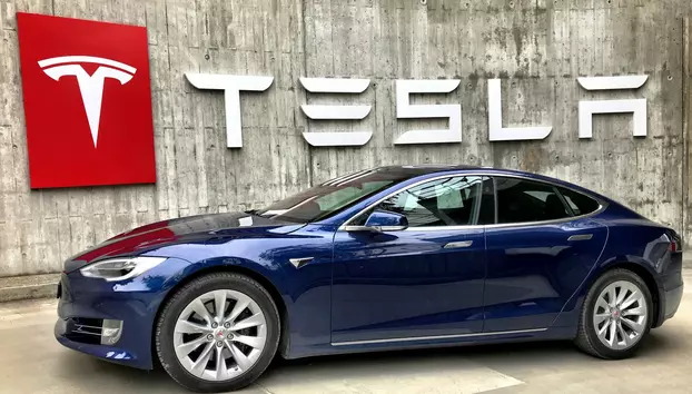 Înmatriculările de mașini electrice au crescut cu 93% în România. Tesla și BYD au dominat topul din martie
