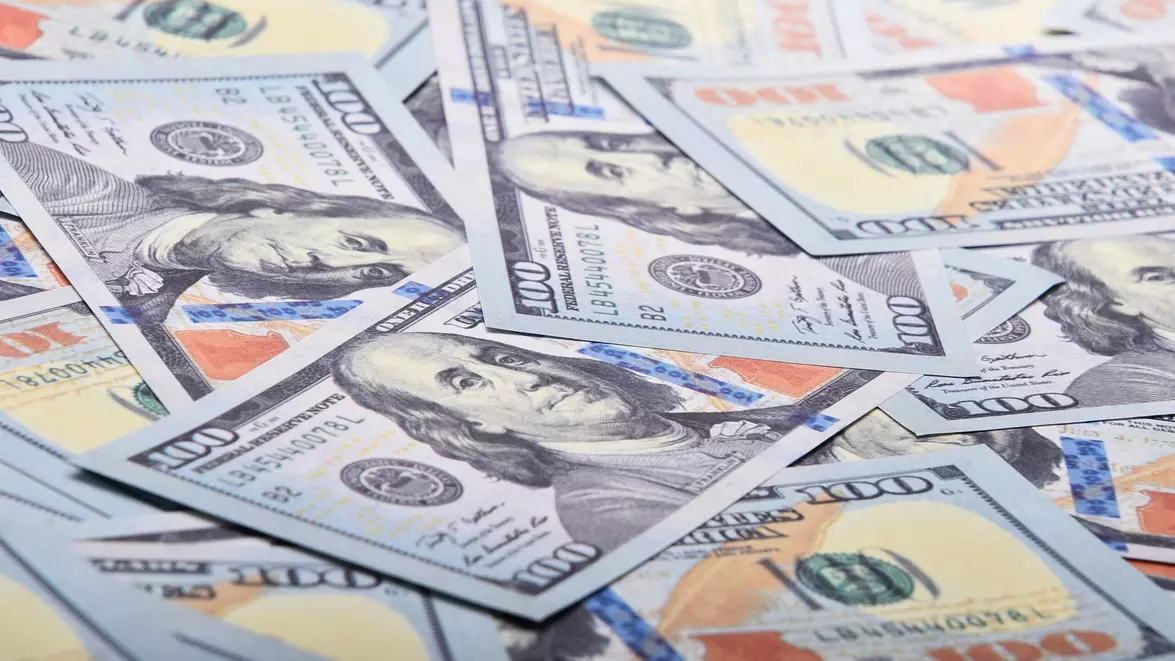 Dolarul se apropie de maximul ultimelor 18 luni. Fed lasă ușa deschisă pentru o nouă majorare, iar euro slăbește