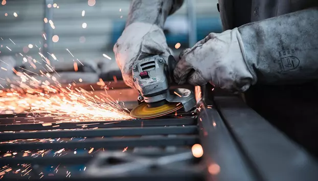 Industria auto europeană virează spre apărare. 7.000 de camioane comandate arată noua miză