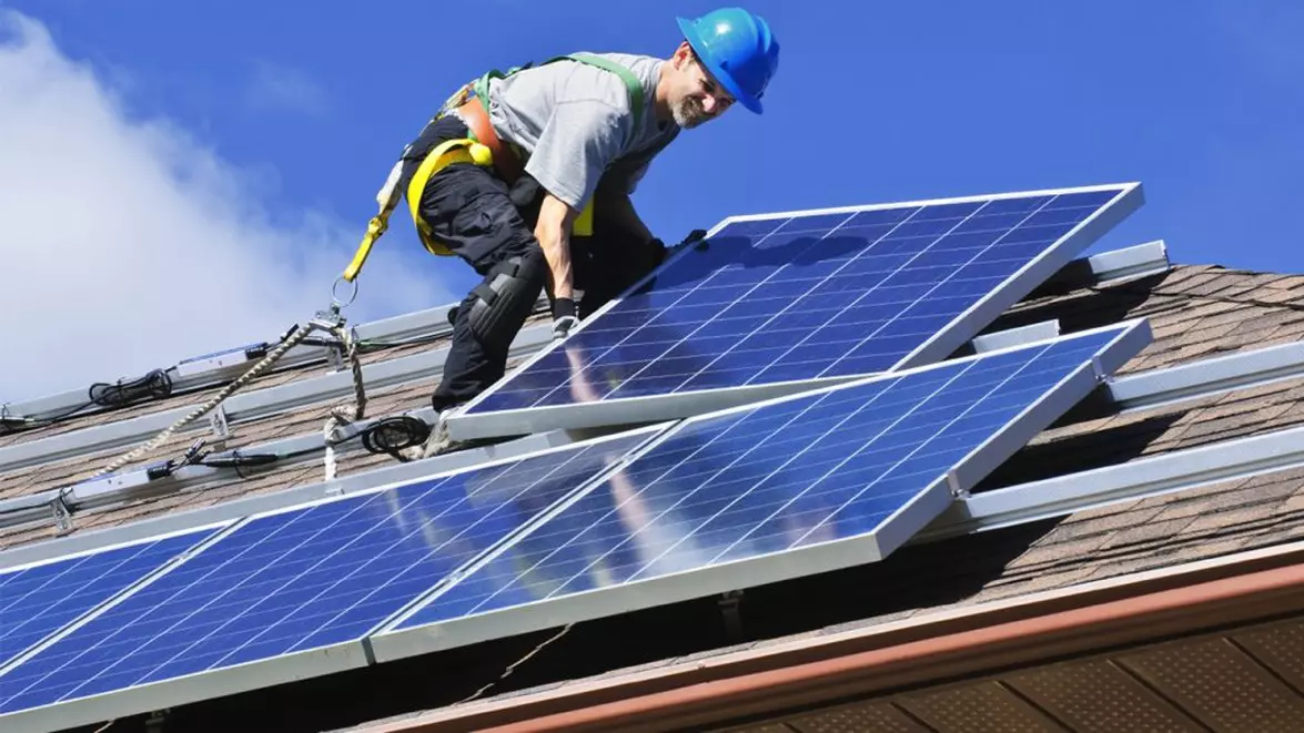 Casa Verde Fotovoltaice dispare din bugetul AFM. APCE reclamă mutarea a 1,5 miliarde lei spre apă-canal