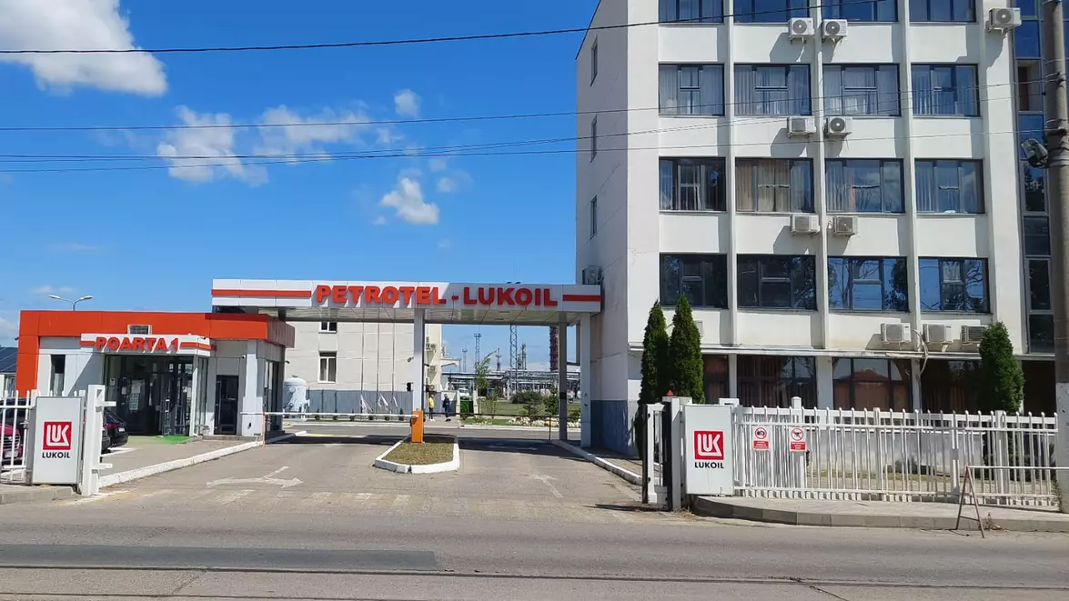 Facturi de 30-40 de milioane de euro, neplătite de Lukoil România. Mai multe firme românești depind de achitarea lucrărilor făcute anul trecut la rafinăria Petrotel