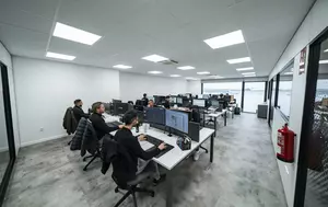 AI începe să taie organigramele. HSBC, Amazon și Barclays reduc zeci de mii de posturi