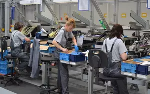 Industria urcă cu 9,3% de la o lună la alta în februarie 2026. Față de anul trecut, producția rămâne însă cu 1,8% mai jos