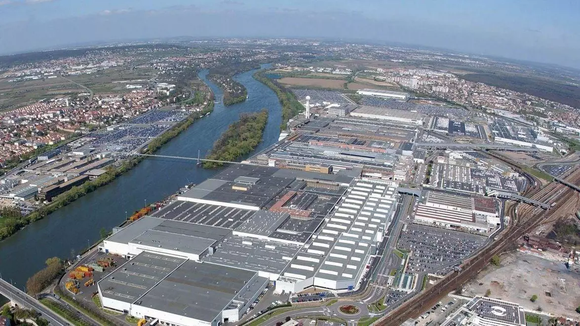 O fabrică auto importantă din Europa oprește producția de mașini. Stellantis schimbă rolul uzinei din Poissy 