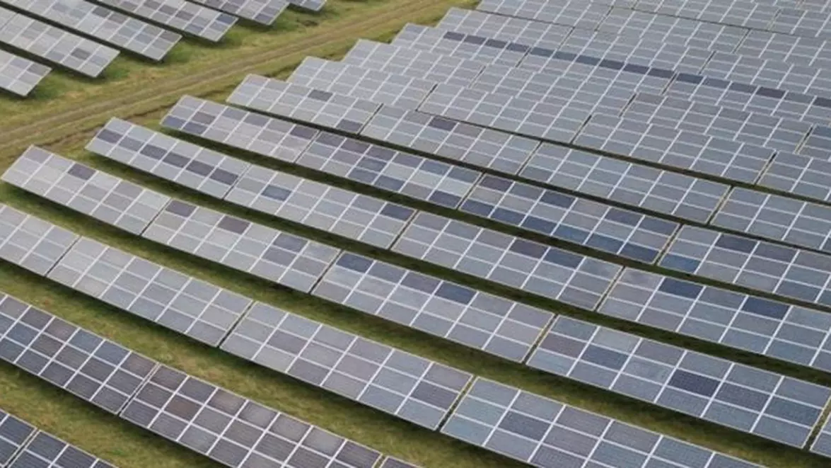 Trece OMV Petrom de la baril la baterie? Investiția de 300 de milioane de euro în fotovoltaice arată noua miză a energiei