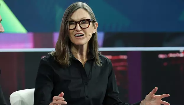 Renumita investitoare Cathie Wood vinde din SpaceX după raliu și mută capital spre apărare. Ce putem înțelege din această mutare-șoc