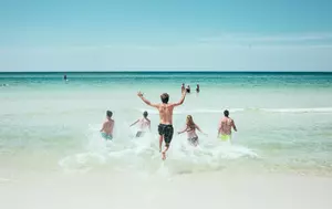 Reguli mai stricte pentru voucherele de vacanță în 2026. Pentru ce pot folosi turiștii cei 800 de lei dați de stat