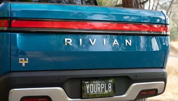 Rivian vinde acțiuni pentru a-și finanța dezvoltarea. Cotația companiei americane de mașini electrice a scăzut cu peste 10% 