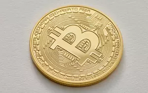 Bitcoin coboară spre noi minime, iar investitorii fideli încep să vândă. Presiunea crește pe piața crypto