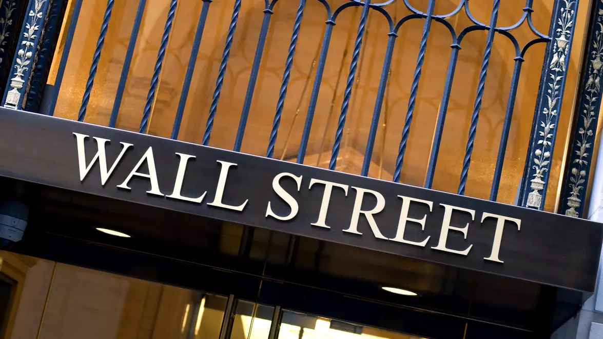 Wall Street scade ușor după recordul S&P 500. Vânzările slabe și petrolul mai scump sporesc temerile privind economia SUA