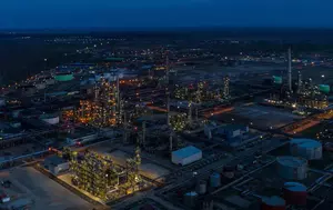 OMV Petrom avansează în proiectul cu hidrogen verde de la Petrobrazi. Echipamentele electrolizorului de 20 MW au ajuns în rafinărie