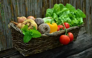 Românii preferă legumele cultivate în țară, dar le cumpără pe cele din import. De ce pierd produsele locale în fața celor venite de afară