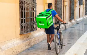 Uber face o ofertă de 14,8 miliarde de dolari pentru preluarea Delivery Hero. Compania americană își extinde rețeaua de livrări