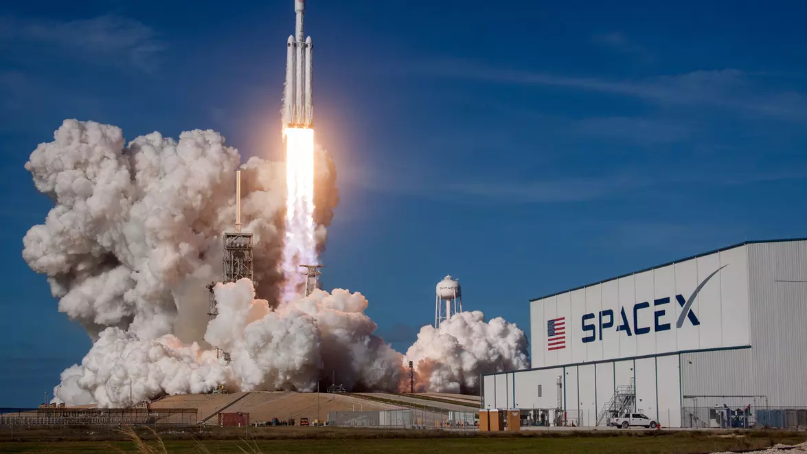SpaceX ajunge la 2,1 trilioane dolari, dar pierde bani. Investitorii plătesc azi pentru o economie orbitală încă neconstruită