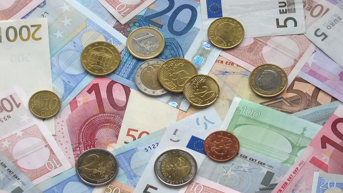 Investitorii pariază masiv pe scăderea euro. Ce alimentează declinul monedei și ce noi minime ar putea atinge