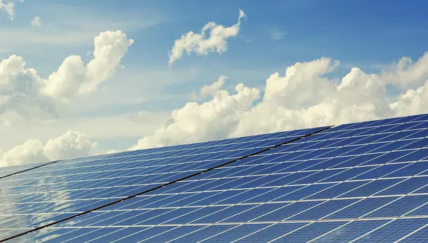 Analiză AEI: Panourile solare au asigurat 70% din consumul de energie electrică al României. De ce nu au scăzut prețurile