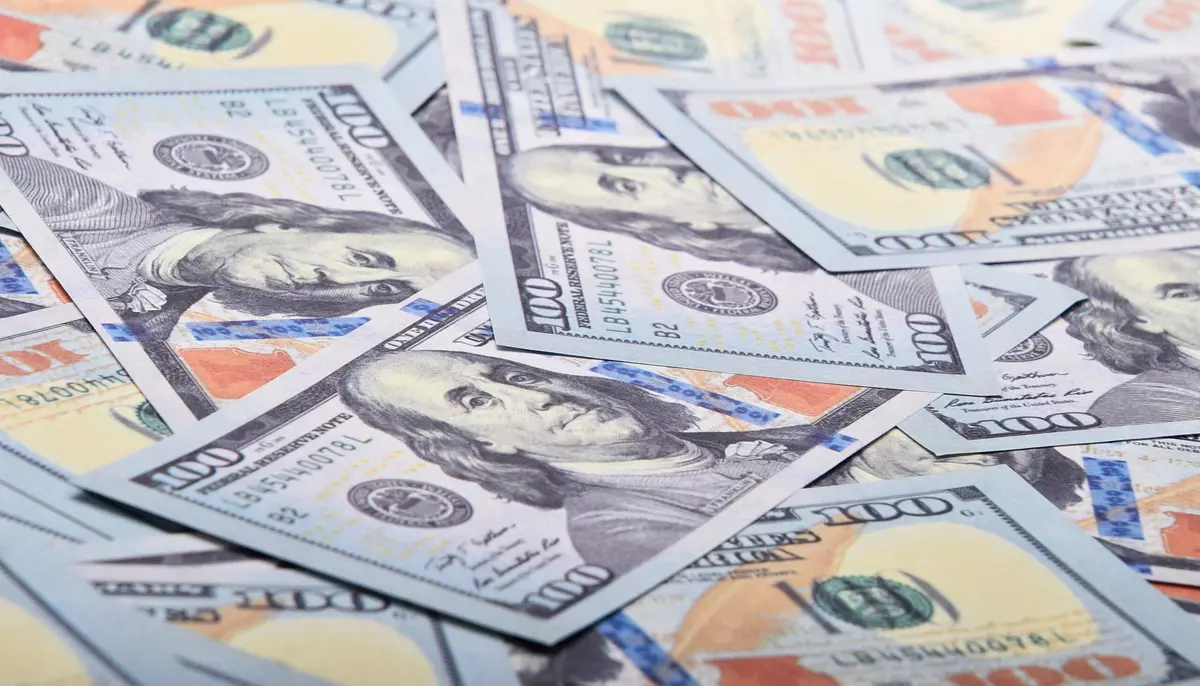 Dolarul se apropie de maximul ultimelor 18 luni. Fed lasă ușa deschisă pentru o nouă majorare, iar euro slăbește
