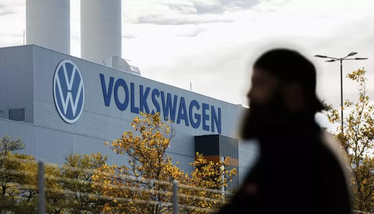 Volkswagen mai taie 50.000 de posturi și producția la patru uzine. Restructurarea totală ajunge la 100.000 de joburi