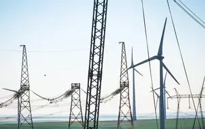 România plătește costul dependenței energetice. Prețul electricității s-a triplat, iar tranziția verde reduce unele riscuri, dar creează altele