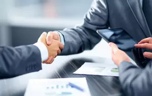 Creditarea crește cu 5,8%, dar firmele rămân în urmă. Economia încă se împrumută mai mult pentru consum decât pentru investiții
