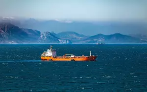 Două petroliere chinezești continuă ruta prin Marea Roșie. Atacurile asupra navelor cresc riscurile pentru piața petrolului