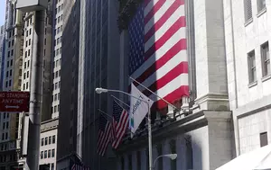 Scumpirea petrolului și creșterea randamentelor amenință avansul burselor americane. Investitorii se tem de presiuni tot mai mari asupra acțiunilor