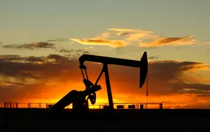 Petrolul rămâne peste 116 dolari pe baril. Diplomația reduce tensiunea, dar atacurile din Arabia Saudită țin piața în alertă