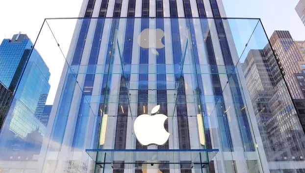 Apple depășește pentru scurt timp pragul de 5.000 de miliarde de dolari. Este a doua companie din istorie care atinge această valoare