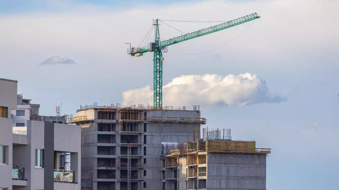 Piața construcțiilor crește în 2026, dar depinde încă de bani publici și fonduri europene. Saint-Gobain vede cinci riscuri majore