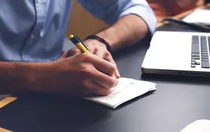 Americanii bogați renunță la acțiuni și țin mai mulți bani numerar. Iată unde își direcționează în schimb averea