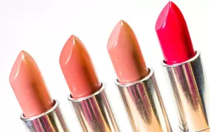 Rujul ne poate spune cum stă economia. De ce este relevant „Lipstick Index” în perioadele de recesiune