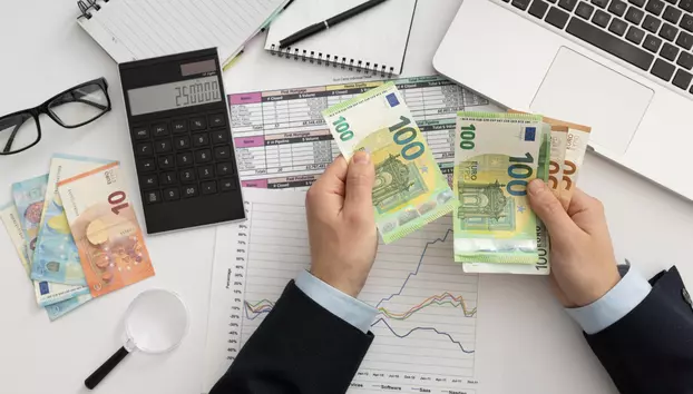 Cum se calculează salariul net în România. Dintr-un brut de 10.000 de lei rămân 5.850 de lei în cazul standard
