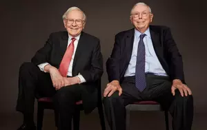 Charlie Munger avea un sfat pentru investitorii mici: nu încercați să fiți Buffett. 400 de dolari lunar pot ajunge la 813.000