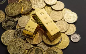 Prețul aurului urcă cu 2,4%, iar cel al argintului cu 6,3%. Piața metalelor prețioase rămâne sub presiune