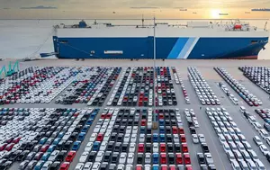 Trump ridică la 25% taxele pentru mașinile din UE. Bruxelles-ul intră într-un nou test pentru industria auto