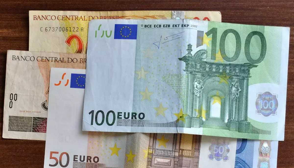 Euro depășește pragul de 5,10 lei sub presiunea crizei politice actuale. Ce spun BNR și CFA?