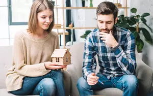 Este un moment bun să cumperi o locuință? Dobânzile și economia slabă cer mai multă prudență în 2026