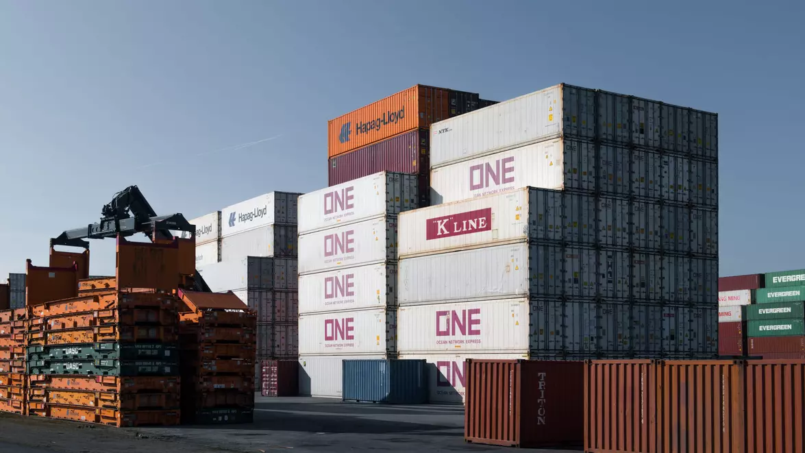 Deficitul comercial scade cu 6,2%, dar rămâne la 13,5 miliarde euro. România importă încă mult peste cât exportă