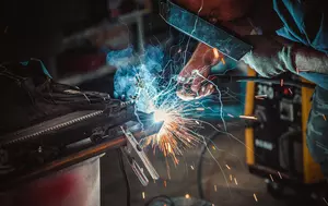 Industria României scade cu 3,3% în cinci luni. Sectorul prelucrător trage economia în jos