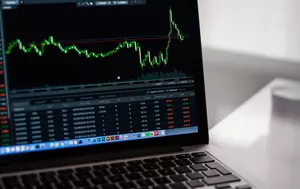 Românii economisesc, dar investesc puțin. Suntem pe ultimul loc în UE la plasamente pe bursă, dar avem peste 422 de miliarde de lei în conturile bancare