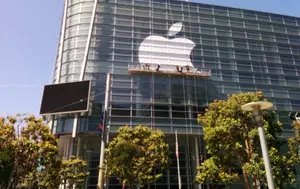 Apple acuză OpenAI de folosirea unor informații interne. Miza este controlul viitorului dispozitivelor AI