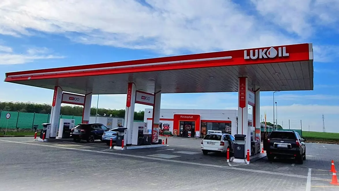Aproape 340 de benzinării pot pierde brandurile rusești. Ce înseamnă pentru piață ieșirea Gazprom și Lukoil din retailul românesc de carburanți