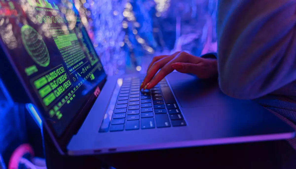 Interpol ne avertizează: AI accelerează atacurile cibernetice. Ce au firmele de făcut ca să-și protejeze datele