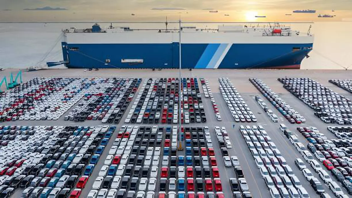 Trump ridică la 25% taxele pentru mașinile din UE. Bruxelles-ul intră într-un nou test pentru industria auto